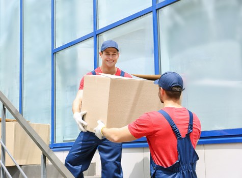 Compact moving van prepared for small removals in Winchmorehill